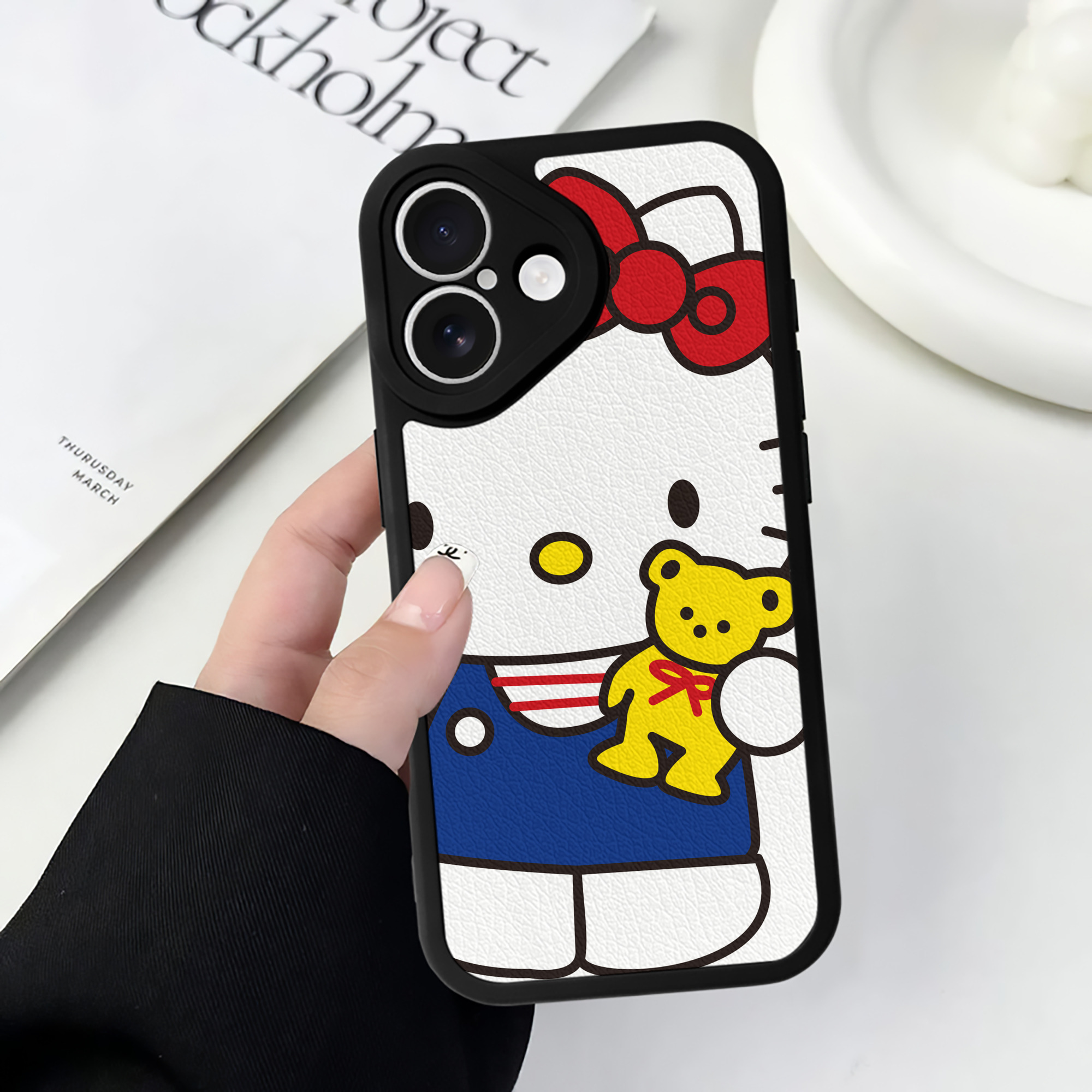 （画像用） Hello Kitty ハローキティ 【iPhone 16シリーズ対応】シリコンスマホケース（レザー調） 材質：シリコン